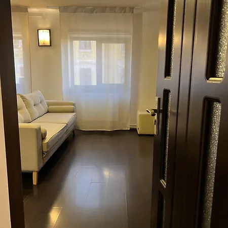 Apartment Urban Oasis: Central Location