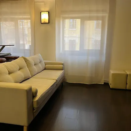 Urban Oasis: Central Location דירה