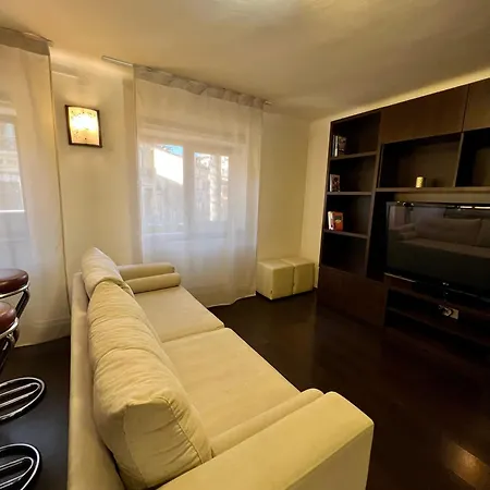 Apartment Urban Oasis: Central Location