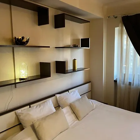 Urban Oasis: Central Location Apartman *